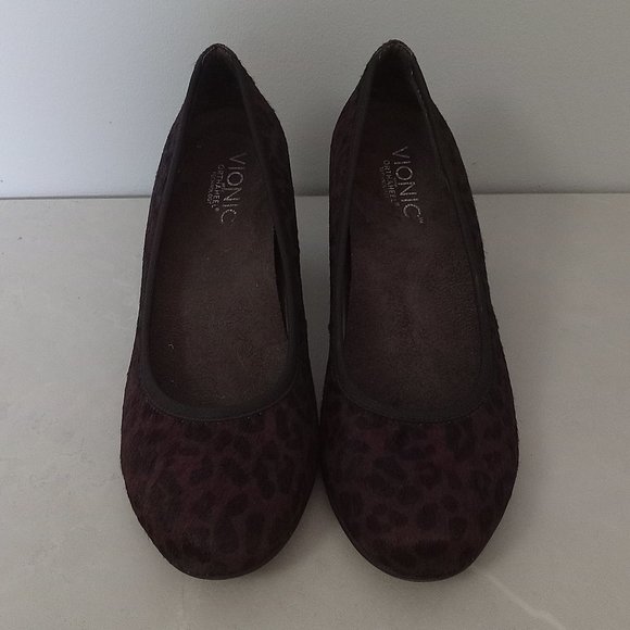 Vionic Leopard Print Heels - Picture 3 of 11